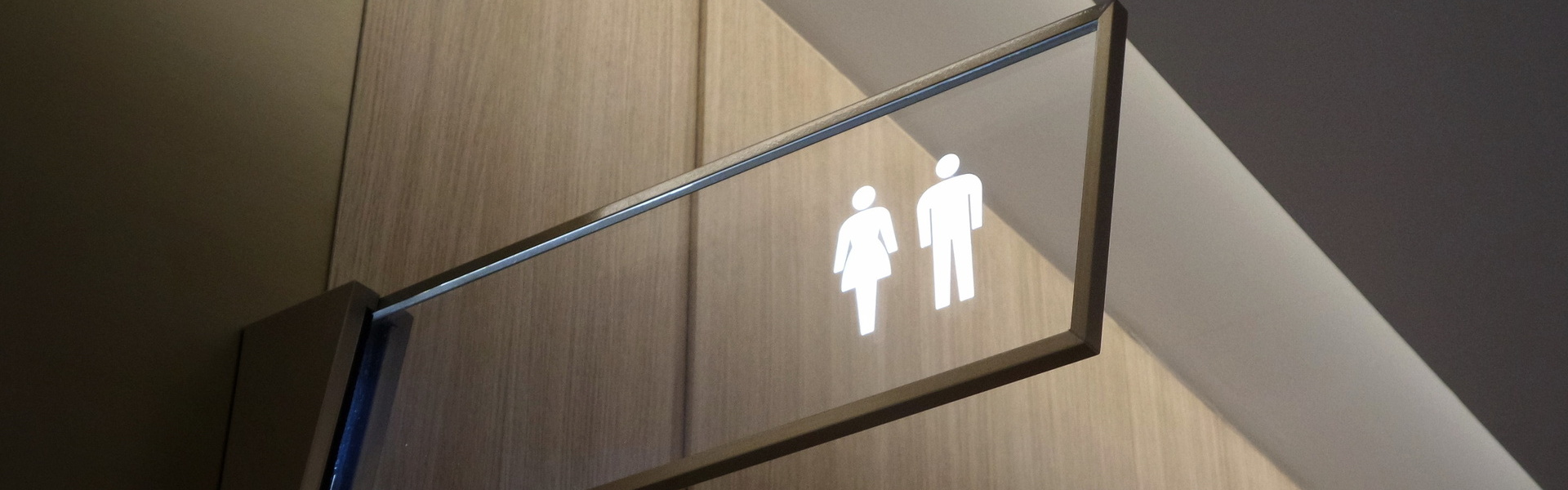 Ein Wandschild zur Anzeige der Toiletten mit beiden Geschlechtern