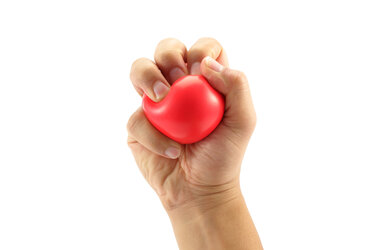 Eine rechte Hand quetscht einen Stressball und symbolisiert die Belastungsinkontinenz