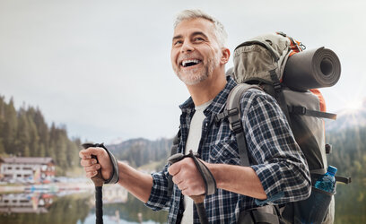 Fröhlicher Mann beim Nordic Walking, trotz Inkontinenz.