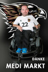 Jörg Diehl bedankt sich bei MEDI-MARKT auf dem Rollstuhl sitzend.